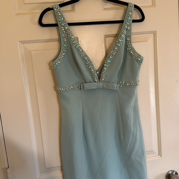 MAC DUGGAL
Green Crepe Fitted Midi Dress With Bow And Beaded Trim - Picture 8 of 15